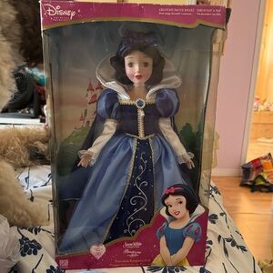 vintage 2003 Brass Key Disney Princess Snow White Porcelain Keepsake Doll.